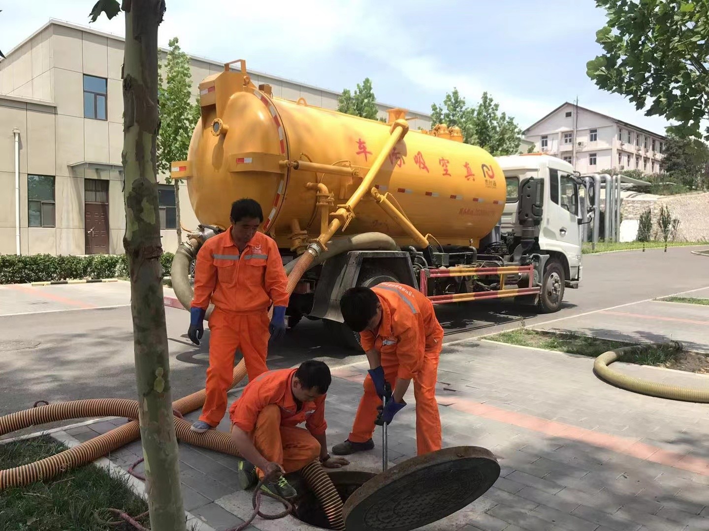 临潭管道疏通车停在窨井附近