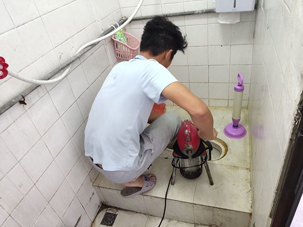 临潭肥皂掉到马桶里把马桶堵住了怎么办？马桶堵住了怎么办