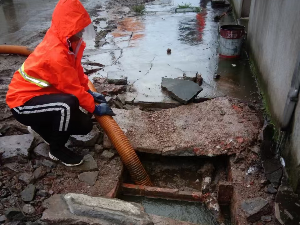 临潭专业清理污水池 炜誉市政以规范流程守护城市 “肠道”