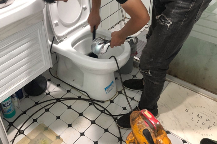 临潭马桶堵塞自己疏通还是找师傅？专业上门服务让你省时更省心