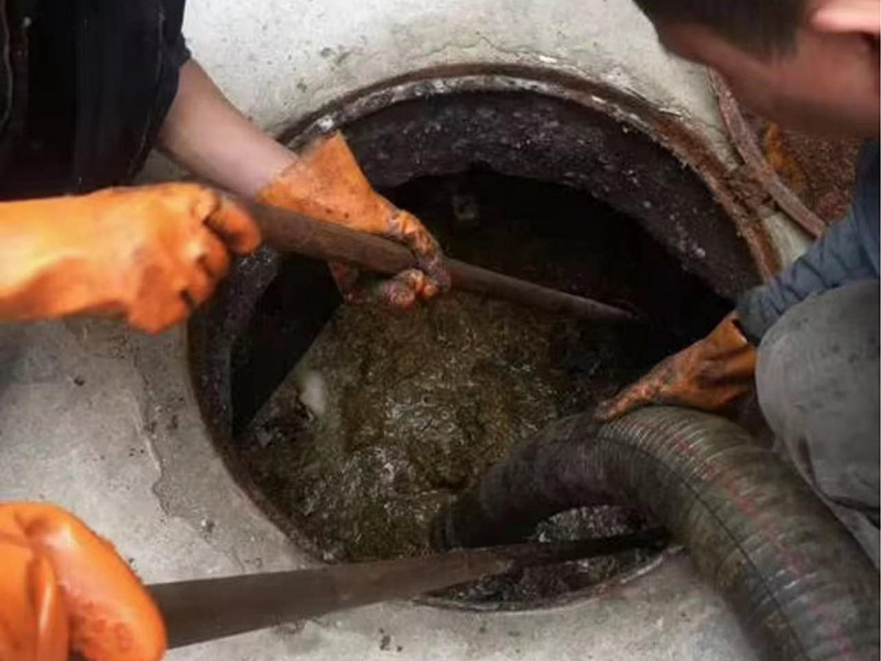 临潭清理化粪池时如何避免沼气的危害？